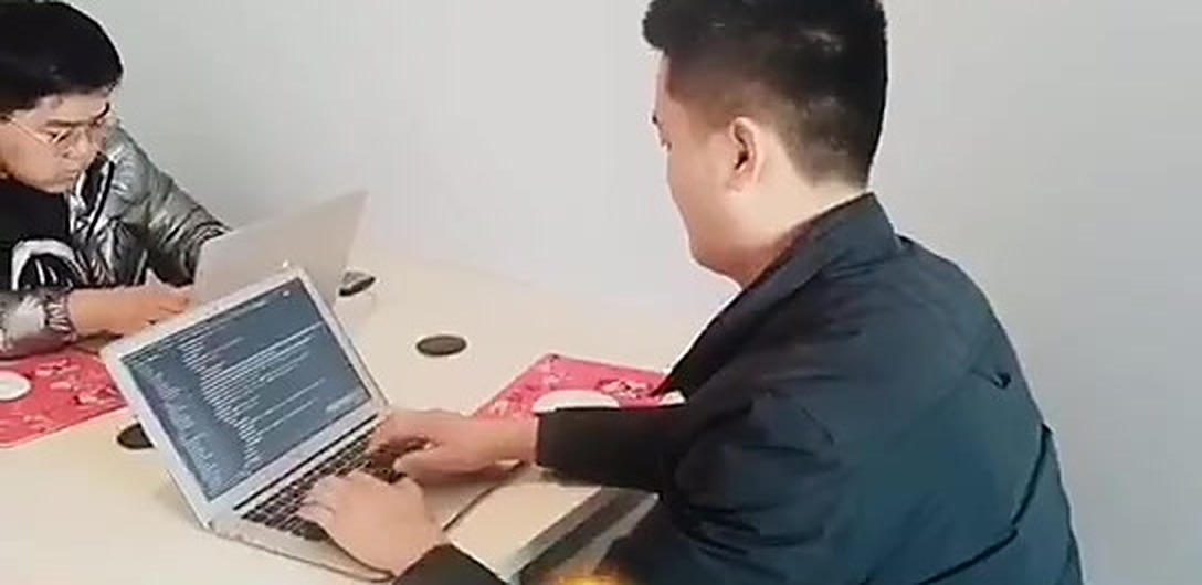 技术人员并肩协作开发